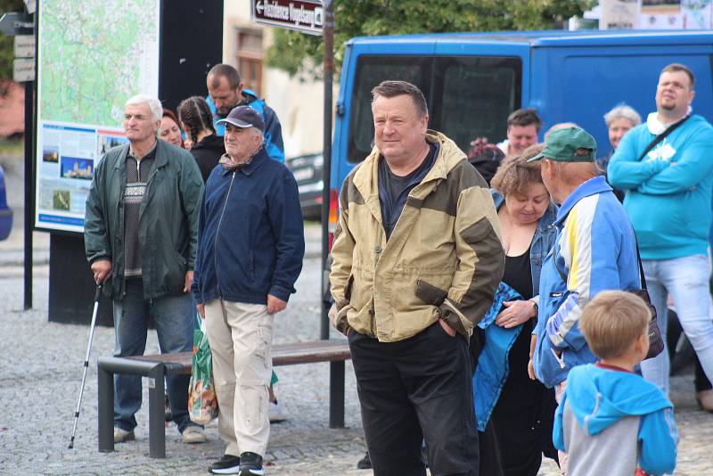 Sundávání zvonů z kostela sv. Markéty v Kašperských Horách.