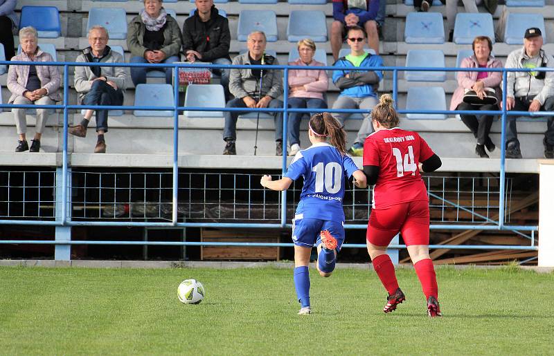 9. kolo divize žen, skupina C: SK Klatovy 1898 (na snímku fotbalistky v červených dresech) - TJ Jiskra Domažlice 1:1 (1:0).