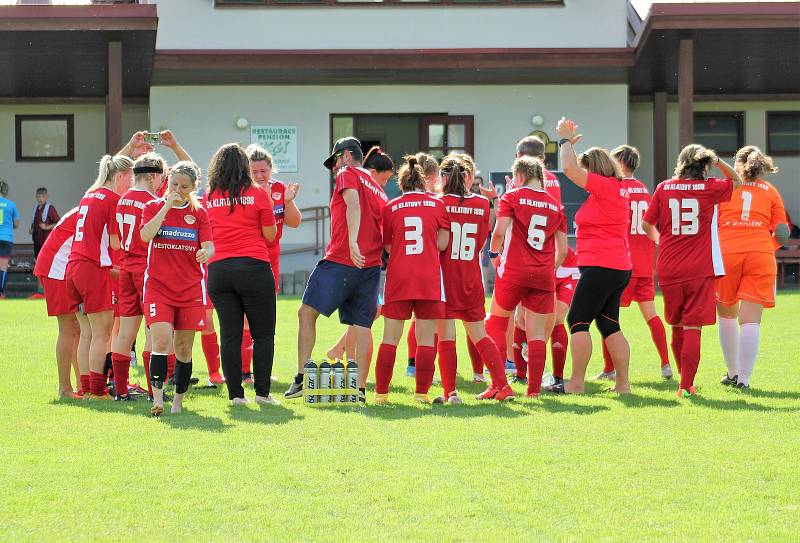 Na podzim fotbalistky SK Klatovy 1898 (červené dresy) porazily Borovany (modré dresy) 7:2. A uspěly i v nedělní odvetě, tentokrát 9:1.