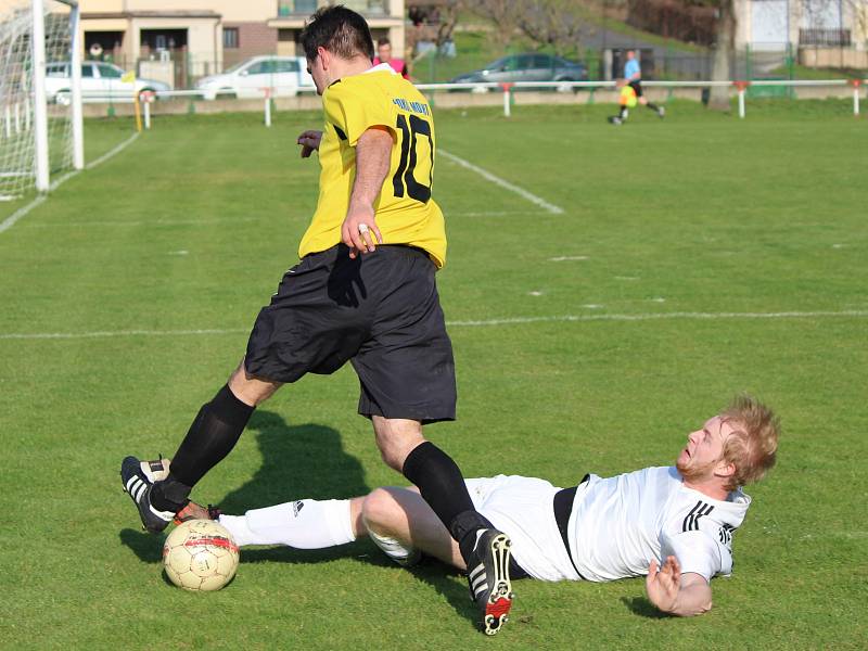 Zápas 1. A třídy Sokol Mochtín (žlutí) vs. TJ Žichovice. Hráno 1. 4. 2017.