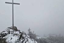 Pátek a sněžení na Velkém Javoru. Zprávu o sněžení přinesli na  WeLoveŠumava