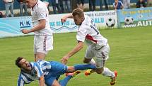 Fotbalisté SK Klatovy 1898 (v bílých dresech) prohráli doma ve II. kole poháru FAČR s Dobrovicemi 0:5.