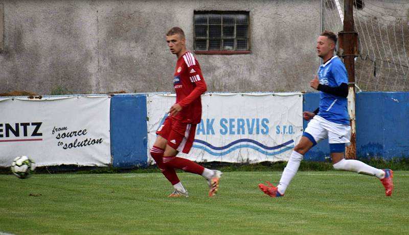 Fotbalisté SK Klatovy 1898 (na archivním snímku hráči v červených dresech) porazili po velkém boji béčko TJ Jiskra Domažlice (modří) 2:1.