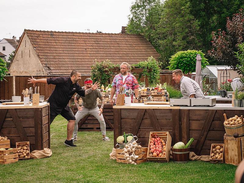 Jan Punčochář a Radek Kašpárek při natáčení reality show Souboj na talíři v Angusfarmě.