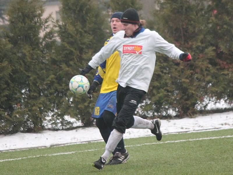 Zimní turnaj mužů v Sušici: Sušice (ve žlutém) - Horažďovice 1:1.