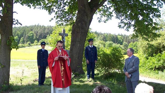 Ve Lhovicích vysvětili křížek