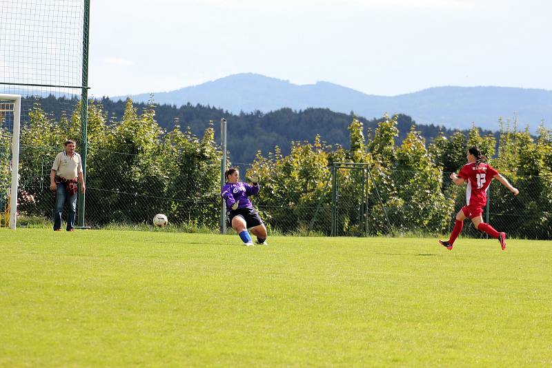 Na podzim fotbalistky SK Klatovy 1898 (červené dresy) porazily Borovany (modré dresy) 7:2. A uspěly i v nedělní odvetě, tentokrát 9:1.