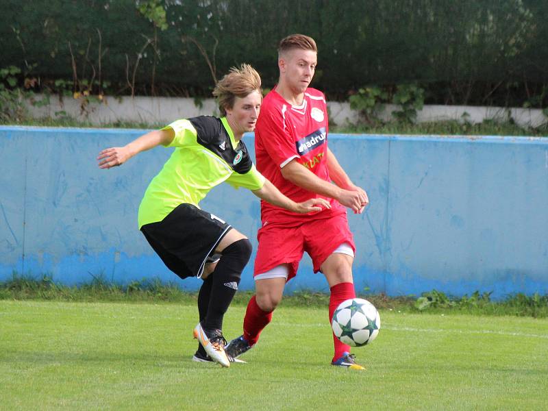 V úvodním duelu sezony 2017/2018 remizovali fotbalisté Klatov (červené dresy) v divizi se Sedlčany 0:0. V penaltách se radovali hosté ze Sedlčan.