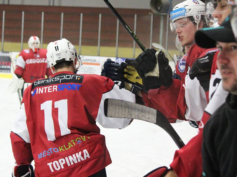 Zápas 2. ligy, skupiny Střed, HC Klatovy (červení) - NED Hockey Nymburk vyhráli domácí po nájezdech.