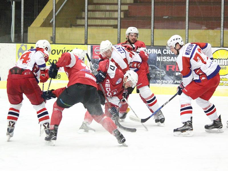 Hokejisté SHC Klatovy (na archivním snímku hráči v červených dresech) doma v sobotu zdolali Havlíčkův Brod (bílé dresy) 4:3.