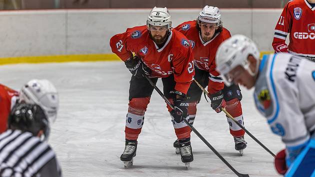 Hokejisté HC Stadion Cheb (na archivním snímku hráči v bílých dresech) porazili ve středečním utkání 12. kola nadstavby SHC Klatovy (červení).