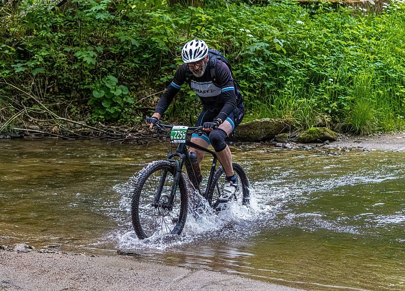 Author Král Šumavy MTB 2022 - přejezd brodu v Nemilkově.