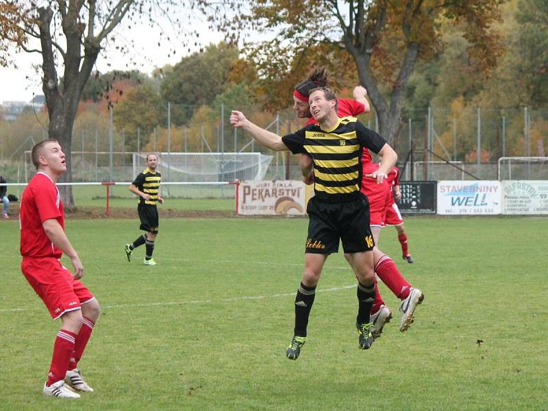 Krajský přebor: Luby (v červeném) - Chotíkov 2:2.