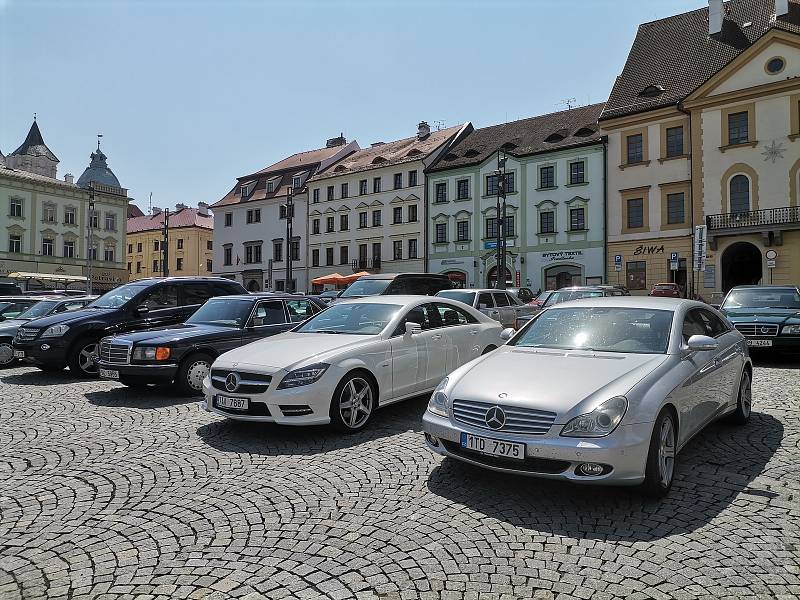 Vozy Mercedes-Benz na náměstí v Klatovech.