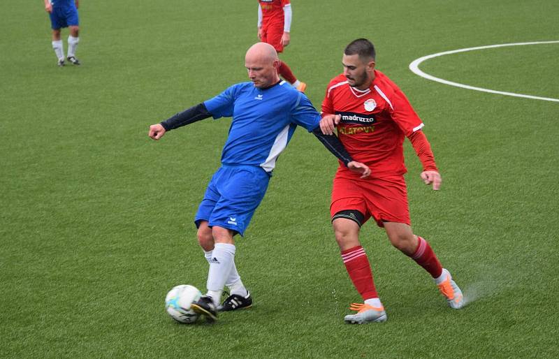 5. kolo krajské I. B třídy (skupina B): SK Klatovy 1898 B (na snímku fotbalisté v červených dresech) - TJ Sokol Štěnovice (modří) 6:1.