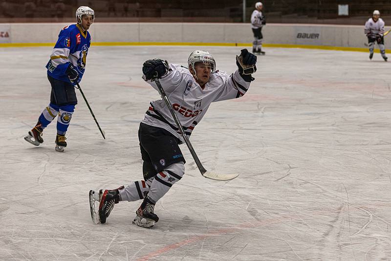 2. liga, skupina Západ (3. kolo): SHC Klatovy (na snímku hokejisté v bílých dresech) - HC Řisuty 6:3 (3:0, 1:1, 2:3).