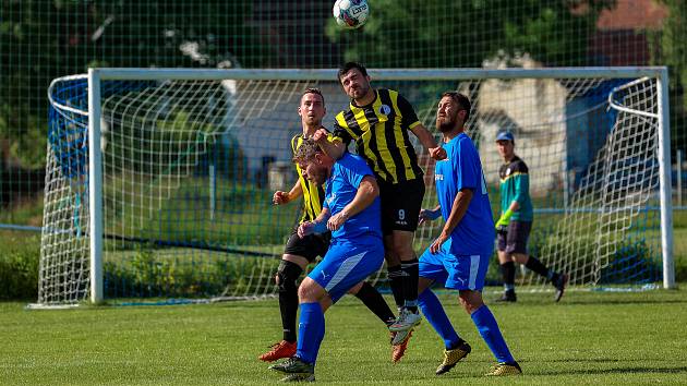 Okresní přebor, 25. kolo: TJ Sokol Hradešice (na snímku fotbalisté ve žlutočerných dresech) - TJ Sokol Vrhaveč (modří) 1:0.