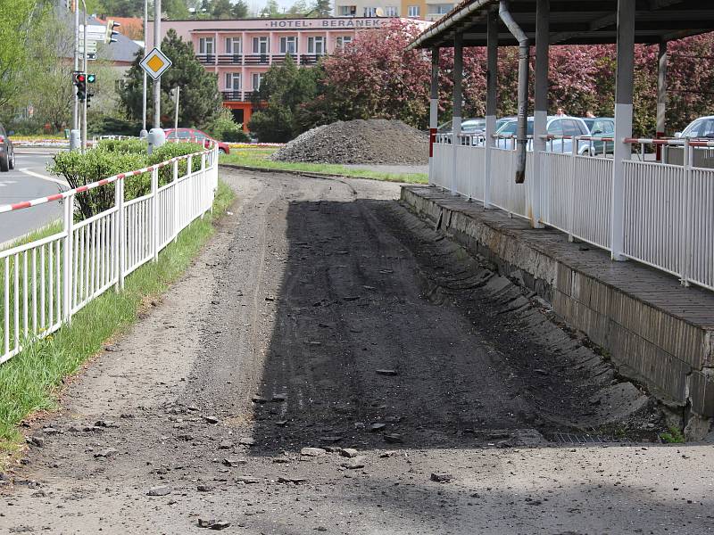 Opravy chodníků v Plzeňské ulici v Klatovech.