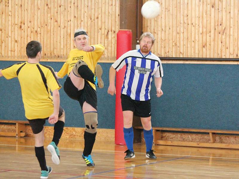 Zimní amatérská liga: ST Smrk Klatovy (žluté dresy) - SK Panters Klatovy 4:2 