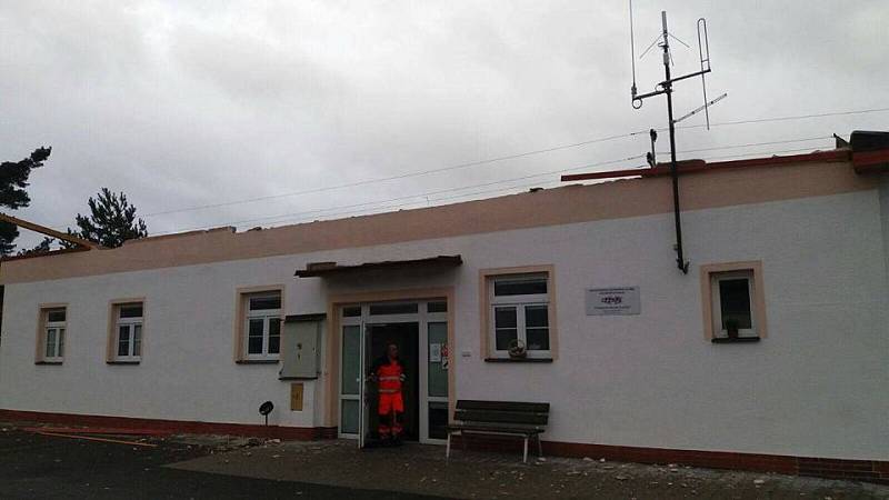 Vichřice odnesla střechu výjezdové základny záchranné služby v Sušici