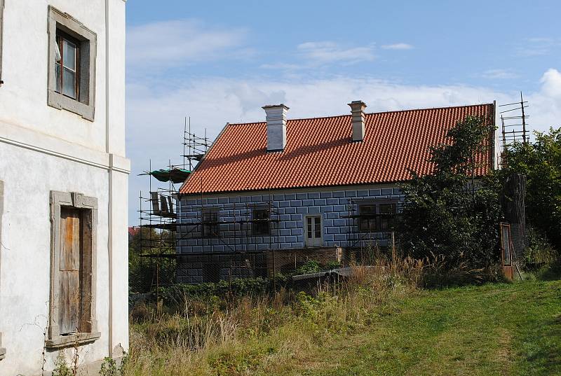 Zámek Týnec nedaleko Klatov, zapsaný na seznamu národních kulturních památek, prochází  rozsáhlou rekonstrukcí. Na snímku stav v říjnu 2021.