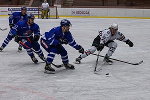 2. liga, západní konference (5. kolo): SHC Klatovy (na snímku hokejisté v bílých dresech) - HC Tábor 1:5 (0:3, 1:2, 0:0).