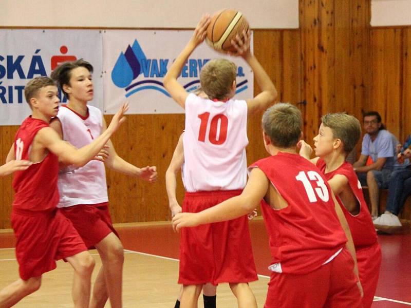 V rámci oslav 80 let klatovského basketbalu bylo k vidění ligové derby Klatovy A (bílé dresy) - Klatovy B žáků U14