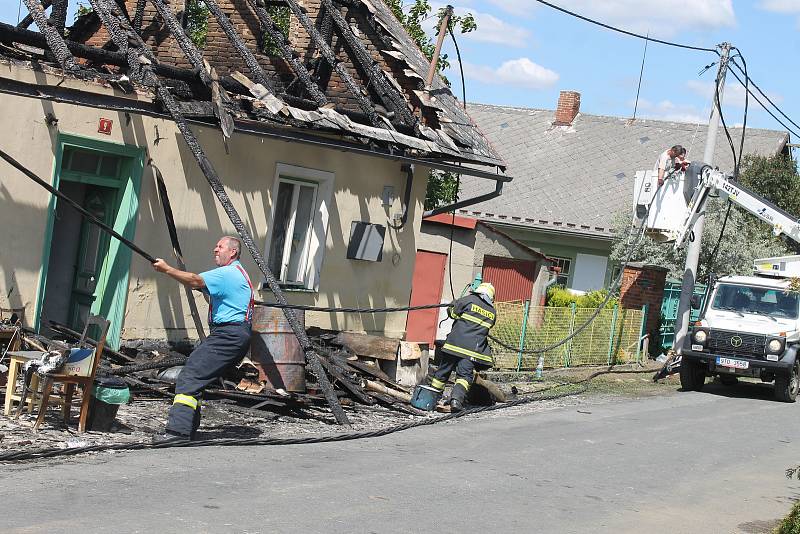 Značná část domu během rozsáhlého nočního požáru shořela.