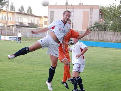 Divizní fotbalisté Klatov v generálce na sobotní premiéru nového soutěžního ročníku 2008/2009 porazili v úterý v podvečer na domácím hřišti na Rozvoji nováčka krajského přeboru mužů z Kolovče 3:2. 