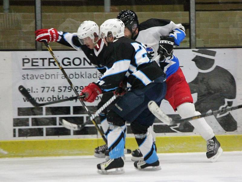 Šumavská liga amatérského hokeje: HC AutoKempf (bílé dresy) - HC Poběžovice 6:1