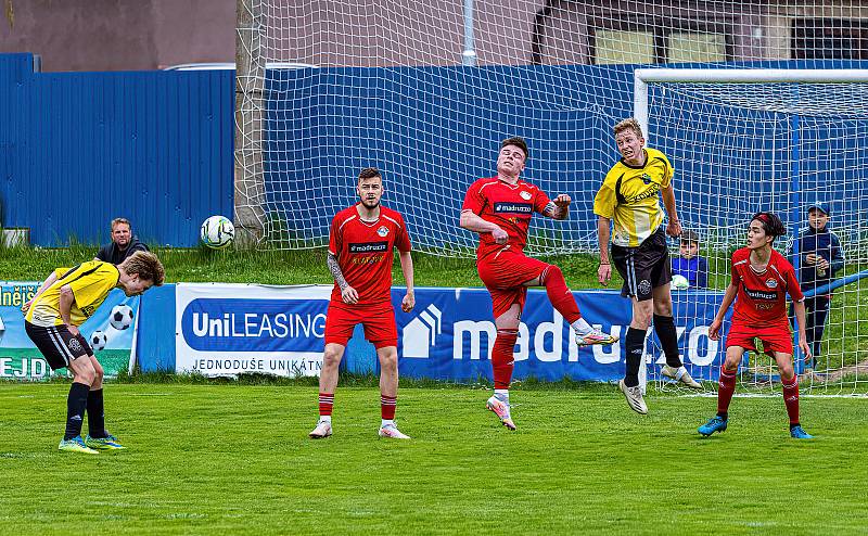 Fotbalisté FK Horažďovice (na archivním snímku hráči ve žlutých dresech) otočili nedělní domácí zápas se soupeřem z Bolešin.