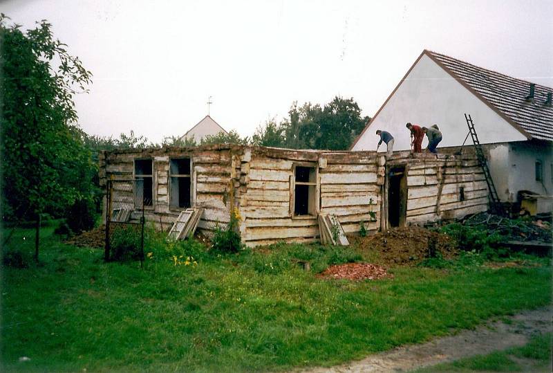 První snímek je z roku 1963, druhý byl pořízen v roce 1995, kdy byl objekt rozebrán na původním místě v Třebýcině a následně uložen v depozitárním prostoru muzea.