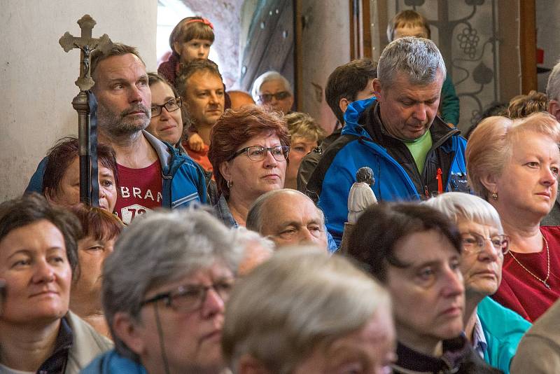 Poutní slavnost zaplnila kostel v Albrechticích.