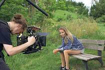 Zpěvačka Lucie Vondráčková natáčela v šumavské vesničce Rozsedly svůj nejnovější klip. Zahrál si v něm i Martin Kraus, režíruje ho Milan Balek.