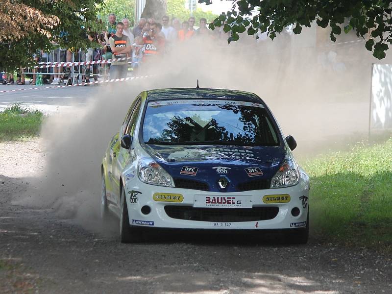 Posádky při předstartovní show a na tratích Rally Agropa