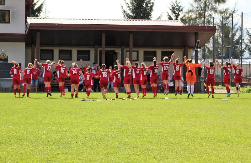 Na podzim fotbalistky SK Klatovy 1898 (červené dresy) porazily Borovany (modré dresy) 7:2. A uspěly i v nedělní odvetě, tentokrát 9:1.