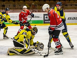 Hokejisté SHC Klatovy (na archivním snímku hráči v červených dresech) vezou z ledu pražské Kobry tři body za vítězství 4:2.