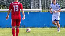 Klatovští fotbalisté (na archivním snímku hráči v červených dresech) porazili doma Tochovice 2:1 a slaví první body v nové sezoně.