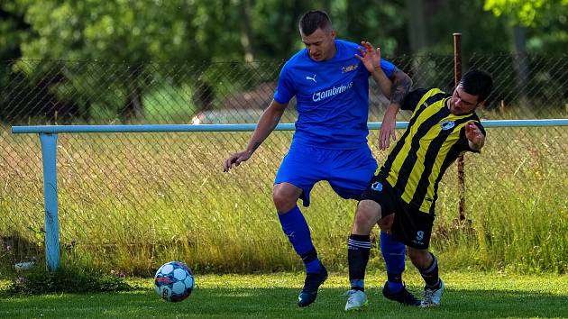 Okresní přebor, 25. kolo: TJ Sokol Hradešice (na snímku fotbalisté ve žlutočerných dresech) - TJ Sokol Vrhaveč (modří) 1:0.