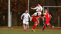 Fotbalisté TJ Sušice B (na archivním snímku fotbalisté v bílých dresech) zvítězili na hřišti Janovice 6:3 a přezimují na pátém místě.