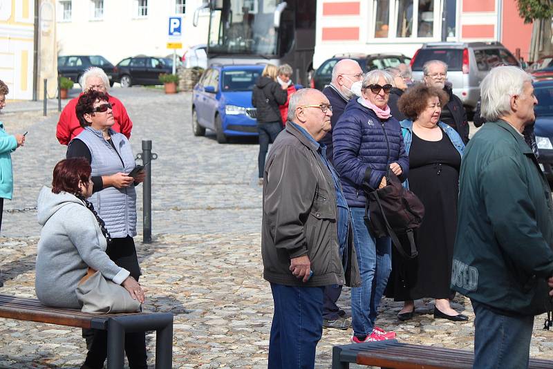 Sundávání zvonů z kostela sv. Markéty v Kašperských Horách.