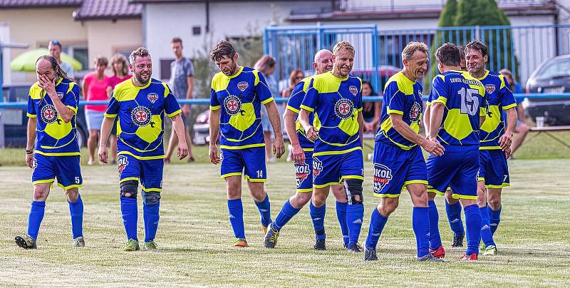 Fotbalisté SK Kovodružstvo Strážov B (na archivním snímku hráči v tmavých dresech) zvítězili 5:0. Tři body slaví také borci z Neznašov (modří).