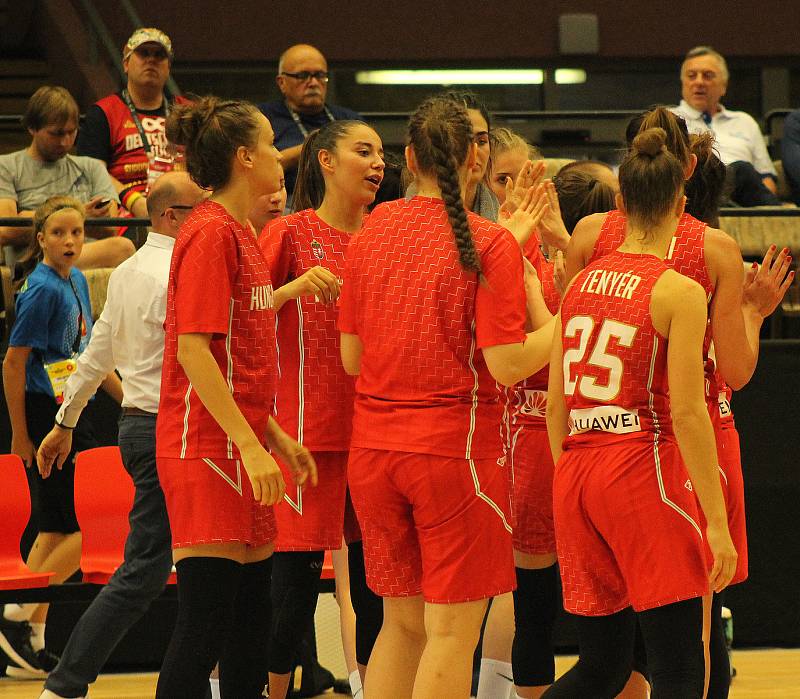 Úvodní zápas skupiny B mezi Běloruskem (v bílém) a Maďarskem (hráčky v červených dresech). Basketbalistky Maďarska vyhrály přesvědčivě 82:50.