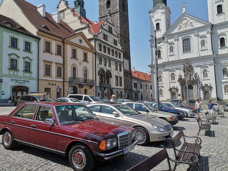 Vozy Mercedes-Benz na náměstí v Klatovech.