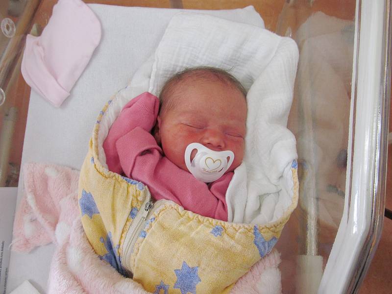 NATÁLIE HUCOVÁ z Čínova se narodila v klatovské porodnici 5. listopadu ve 13.37 hodin (3720 g, 53 cm). Rodiče Michaela a Pavel věděli, že čekají holčičku. Na porodním sále ji přivítali společně. Doma se na sestřičku těší Matyáš (2,5).