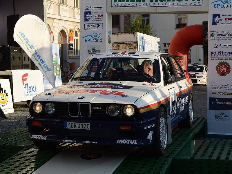 Posádky při předstartovní show a na tratích Rally Agropa