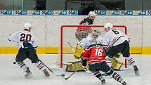 Hokejisté SHC Klatovy (na snímku hráči v bílých dresech ze středečního utkání v Chomutově) prohráli i v sobotu na ledě Benátek nad Jizerou (1:2).