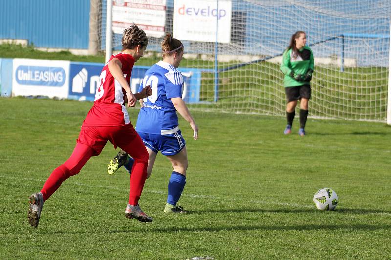 9. kolo divize žen, skupina C: SK Klatovy 1898 (na snímku fotbalistky v červených dresech) - TJ Jiskra Domažlice 1:1 (1:0).