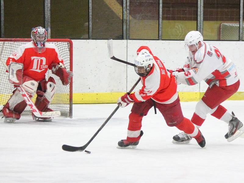 Krajská liga juniorů: HC Klatovy (v bílém) - TJ DDM České Budějovice 7:2.