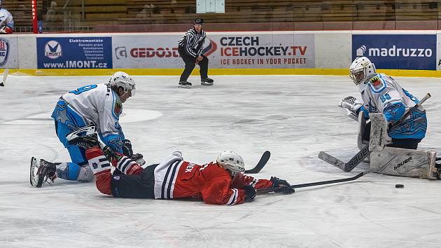 Hokejisté HC Stadion Cheb (na archivním snímku hráči v bílých dresech) porazili ve středečním utkání 12. kola nadstavby SHC Klatovy (červení).